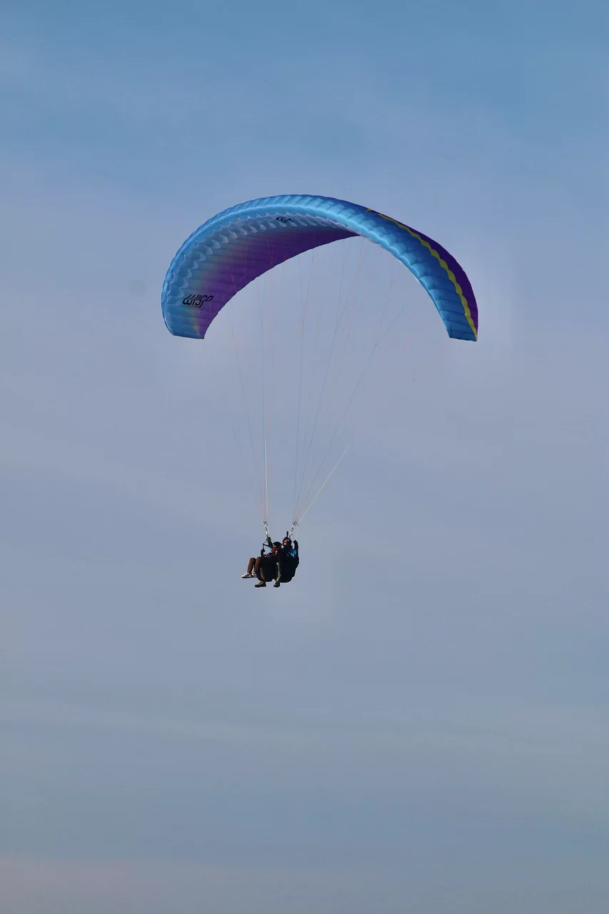 Ein Gleitschirm Tandem im Himmel