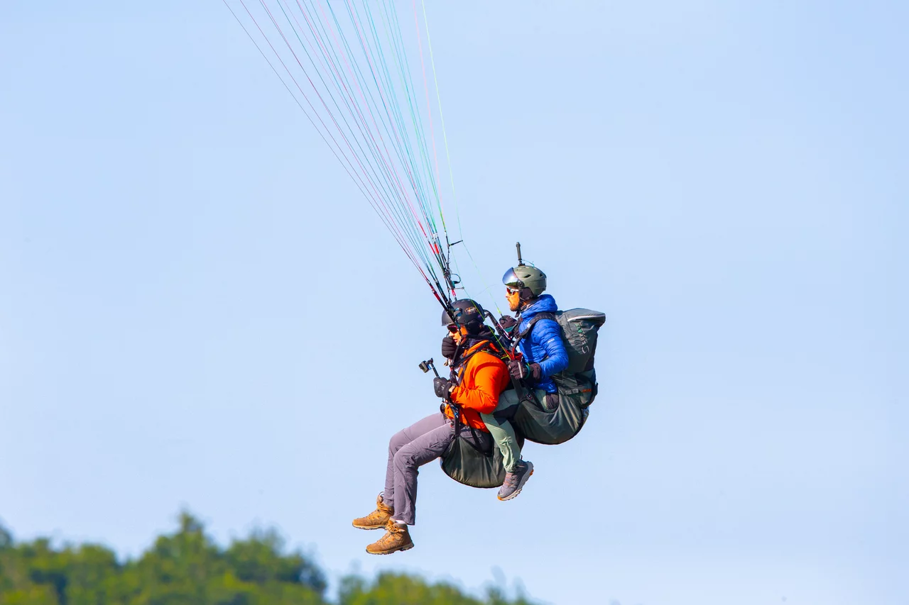 Pilot un dPassagier beim Gleitschirmfliegen