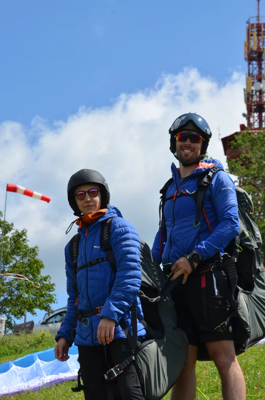 Der Tandempilot mit Passagier kurz vor dem Start