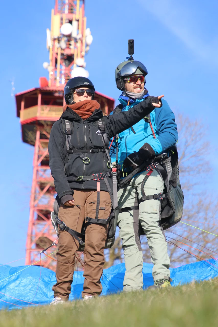 Kurz vor dem Start eines Gleitschirm Tandemfluges wird nochmal alles erklärt und Fragen beantwortet.